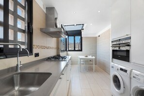 冷蔵庫、電子レンジ、オーブン、コンロ