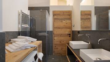 Doccia, asciugacapelli, asciugamani