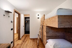 2 slaapkamers, een strijkplank/strijkijzer, gratis wifi, beddengoed