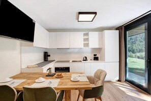 Een koelkast, een oven, een kookplaat, een vaatwasser