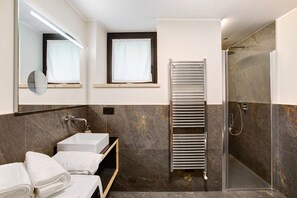 Een douche, een haardroger, handdoeken