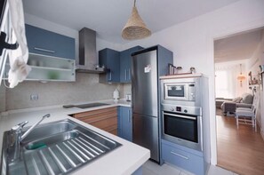 Refrigerador, horno, lavavajillas y cafetera y tetera