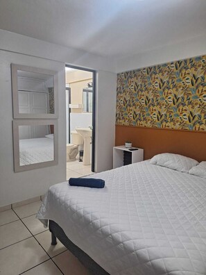 3 bedrooms, iron/ironing board, free WiFi, bed sheets - Comfy Apartment in the Center of San Benito! (San Salvador)