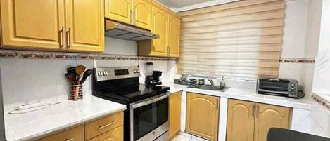 Refrigerador, microondas, horno, cafetera/tetera