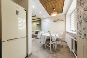 Basic Apartment | Private kitchen | Full-size fridge, microwave, oven, stovetop