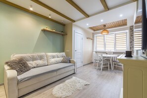 Apartament bàsic | Sala d'estar | Televisor de pantalla plana de 42 polzades amb canals per cable 