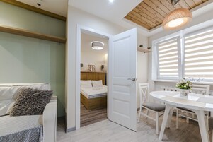 Refrigerador con freezer, microondas, horno, placa de cocina