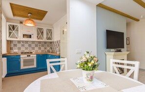 Apartament bàsic | Cuina privada | Frigorífic gran, microones, forn i placa de cuina 