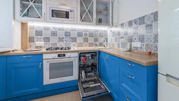 Refrigerador, microondas, horno, placa de cocina