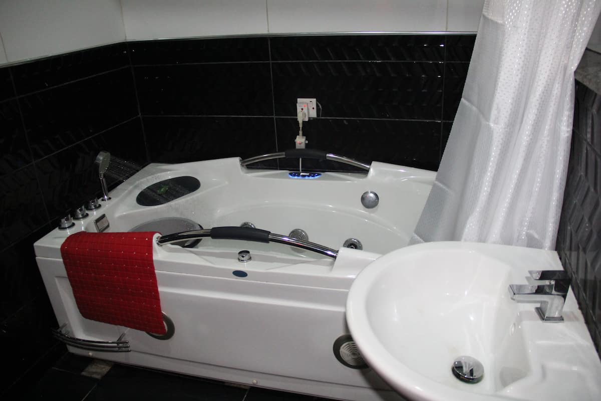 Deluxe tweepersoonskamer | Badkamer | Gratis toiletartikelen, pantoffels, handdoeken, zeep
