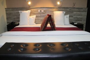 Hochwertige Bettwaren, Betten mit Memory-Foam-Matratzen, Schreibtisch