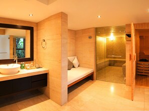 Dusj, håndklær, såpe og sjampo