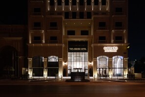 Et hotel med en imponerende indgang, en godt oplyst lobby og et skilt for Address Hotel og Campero Lounge & Restaurant.