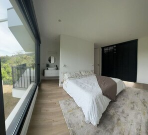 2 habitaciones, tabla de planchar con plancha y cuna de viaje 