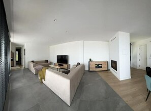 Smart TV, fireplace