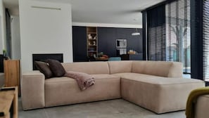 Smart TV, fireplace