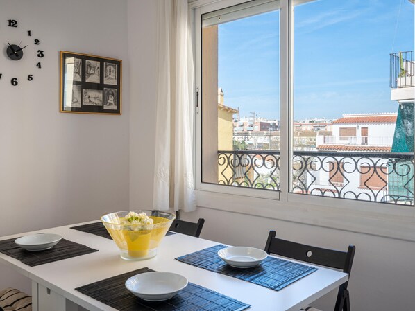Dining - Seafront Apartment with Air Conditioning in Torredembarra (Torredembarra)