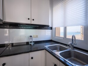 Microwave, oven, dishwasher, coffee/tea maker - Seafront Apartment with Air Conditioning in Torredembarra (Torredembarra)