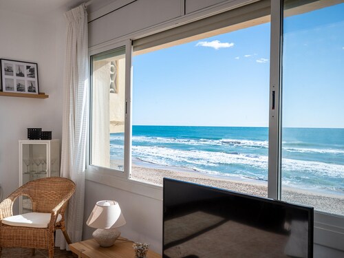 Seafront Apartment with Air Conditioning in Torredembarra