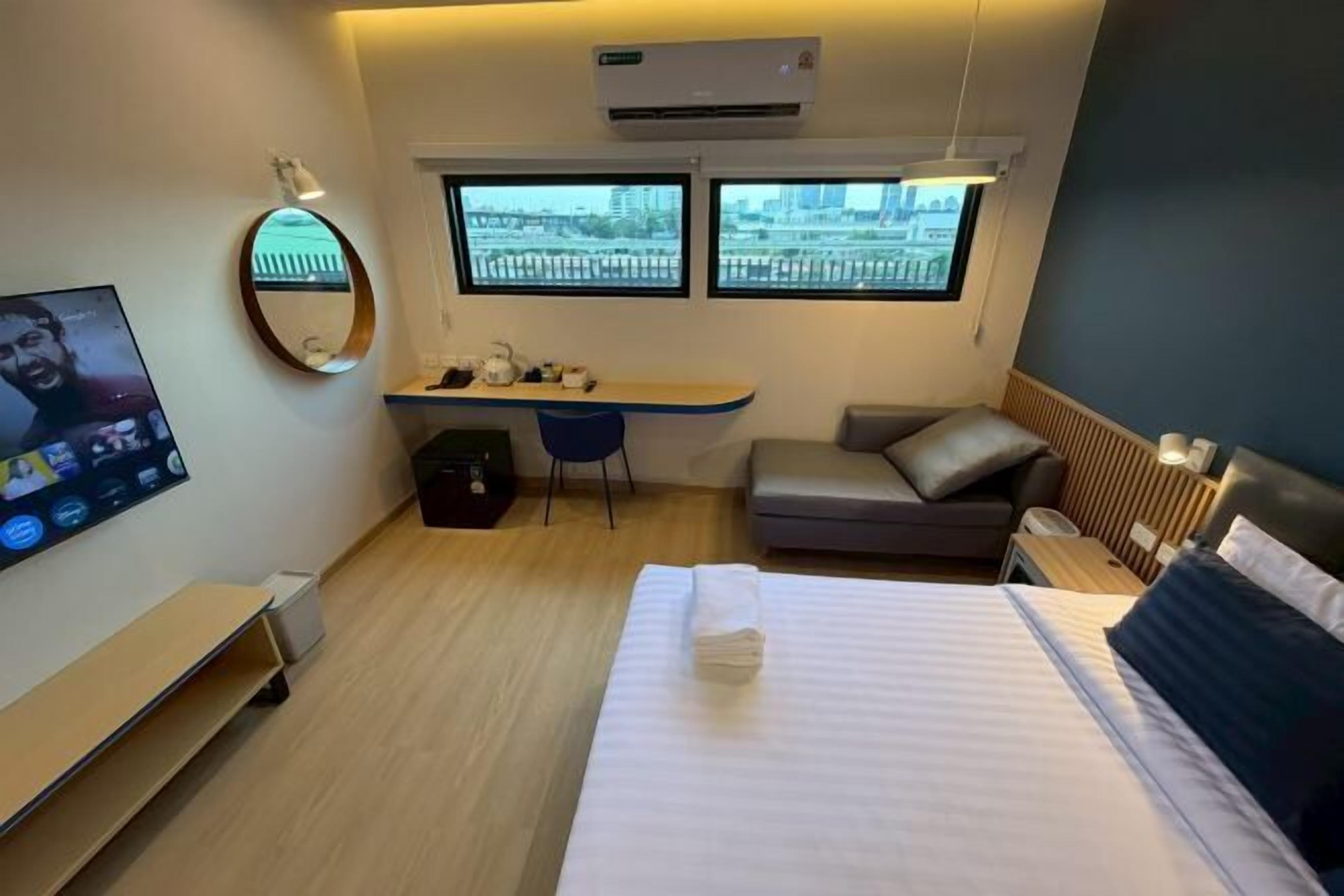 Frigobar, cofres nos quartos, escrivaninha, Wi-Fi de cortesia