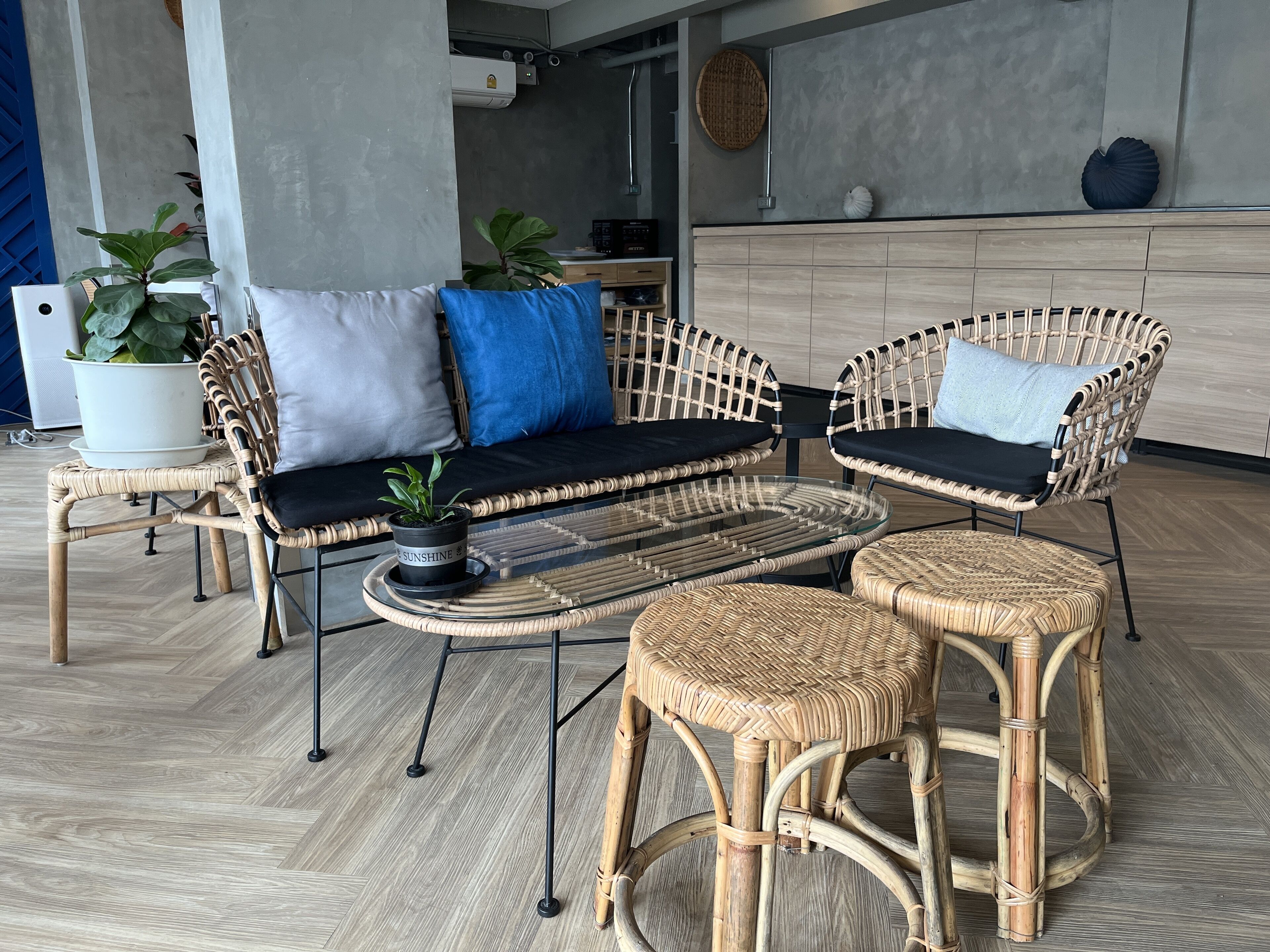 供應早餐、午餐及晚餐