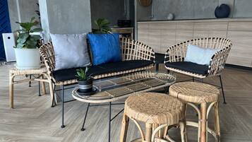 Petit déjeuner, déjeuner et dîner servis sur place