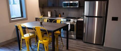 Refrigerador, microondas, horno, placa de cocina