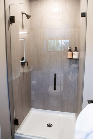 Shower, hair dryer, towels - Modern State Unit 1 (Traverse City)