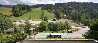 Cozy studio near slopes with private garage