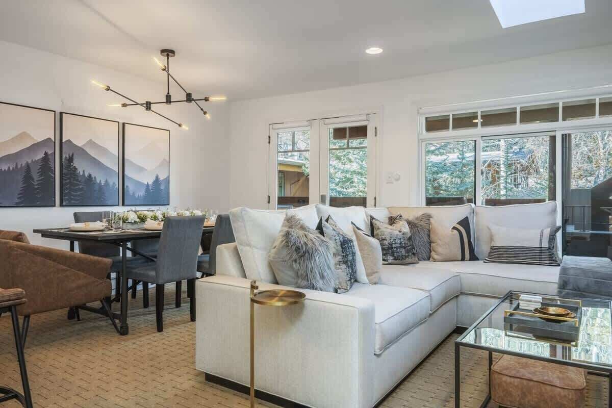 Smart TV, fireplace, stereo, offices