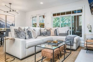 Smart-tv, een open haard, een stereo en een kantoor