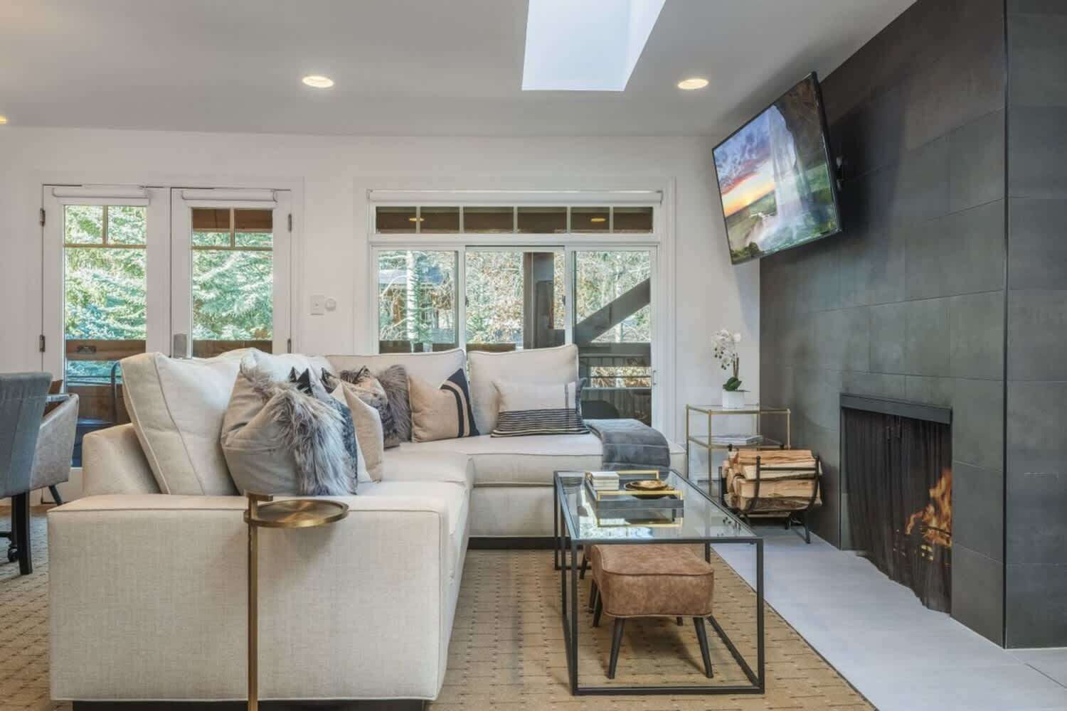 Smart-TV, peis, stereoanlegg og kontorer