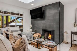 智能电视、壁炉、立体声音响、办公室