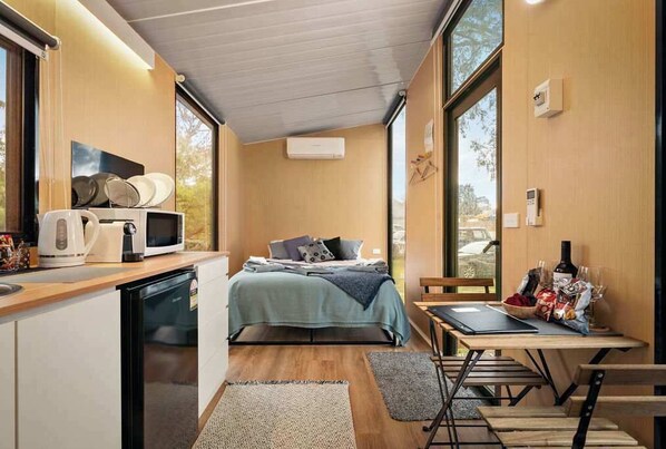 1 bedroom, bed sheets