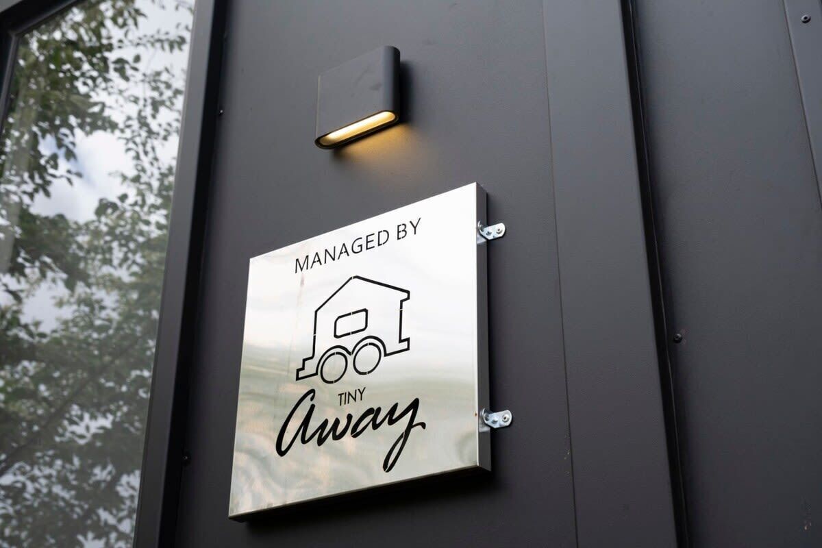 Une affiche sur un mur portant l’inscription : « Géré par TINY Away ».