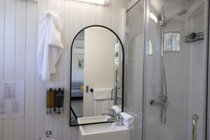 Suihku, hiustenkuivaaja, pyyhkeet