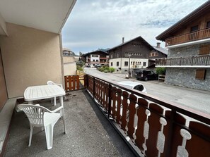 Outdoor dining - Les Gets - Cosy apartment w/ terrace, 200m from village, parking, ski locker (Les Gets)