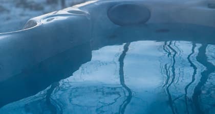 Cozy riverfront retreat with HOT TUB! Just 5 minutes from downtown Palmer.