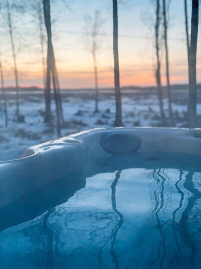 Cozy riverfront retreat with HOT TUB! Just 5 minutes from downtown Palmer.
