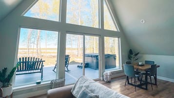 Smart TV, caminetto, libri