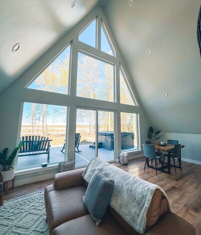 Cozy riverfront retreat with HOT TUB! Just 5 minutes from downtown Palmer.