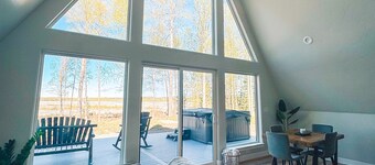 Cozy riverfront retreat with HOT TUB! Just 5 minutes from downtown Palmer.