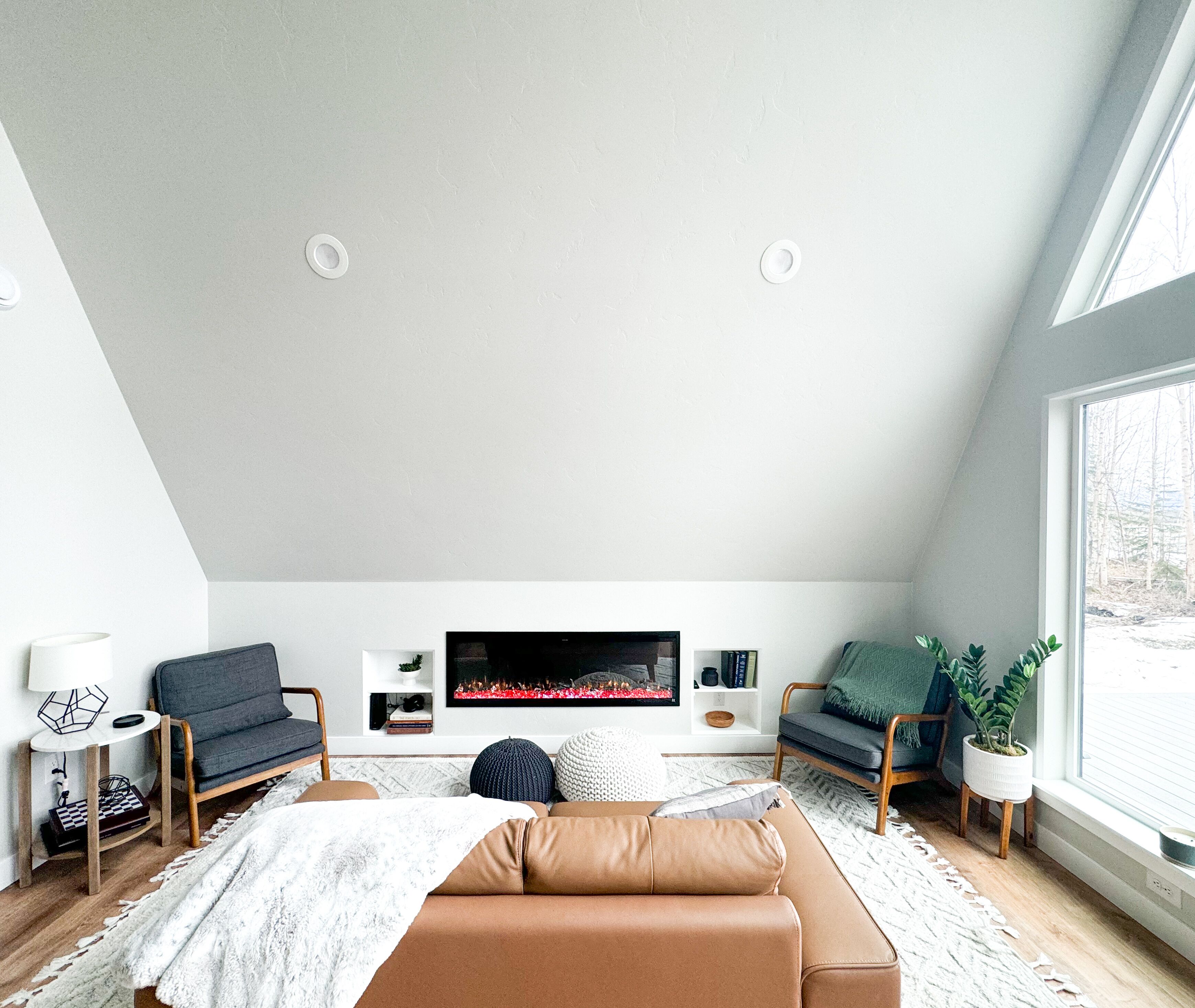 TV connectée, cheminée, livres