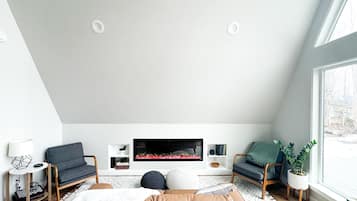 Smart-TV, Kamin, Bücher