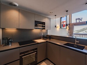 Kühlschrank, Mikrowelle, Ofen, Herdplatte