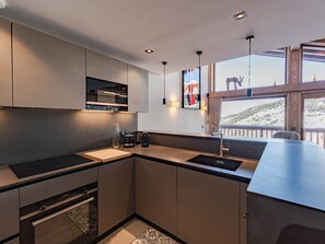 Fridge, microwave, oven, stovetop - Méribel Mottaret - 3-bedroom apartment, 6 guests, parking, terrace, ski-in/ski-out (Méribel)