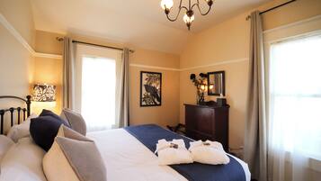 4 bedrooms, desk, iron/ironing board, travel crib