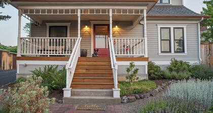 Ashland Group Retreat! The RedTail Inn offers 3 full suites within one booking, sleeping up to 12. Great location for the Shakespeare Festival. Ample space for your large family or friend group.