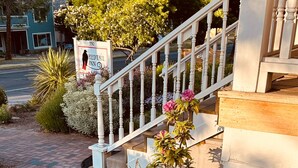 Schild des Redtail Inn, eine Treppe und ein Garten mit verschiedenen Pflanzen und Blumen.