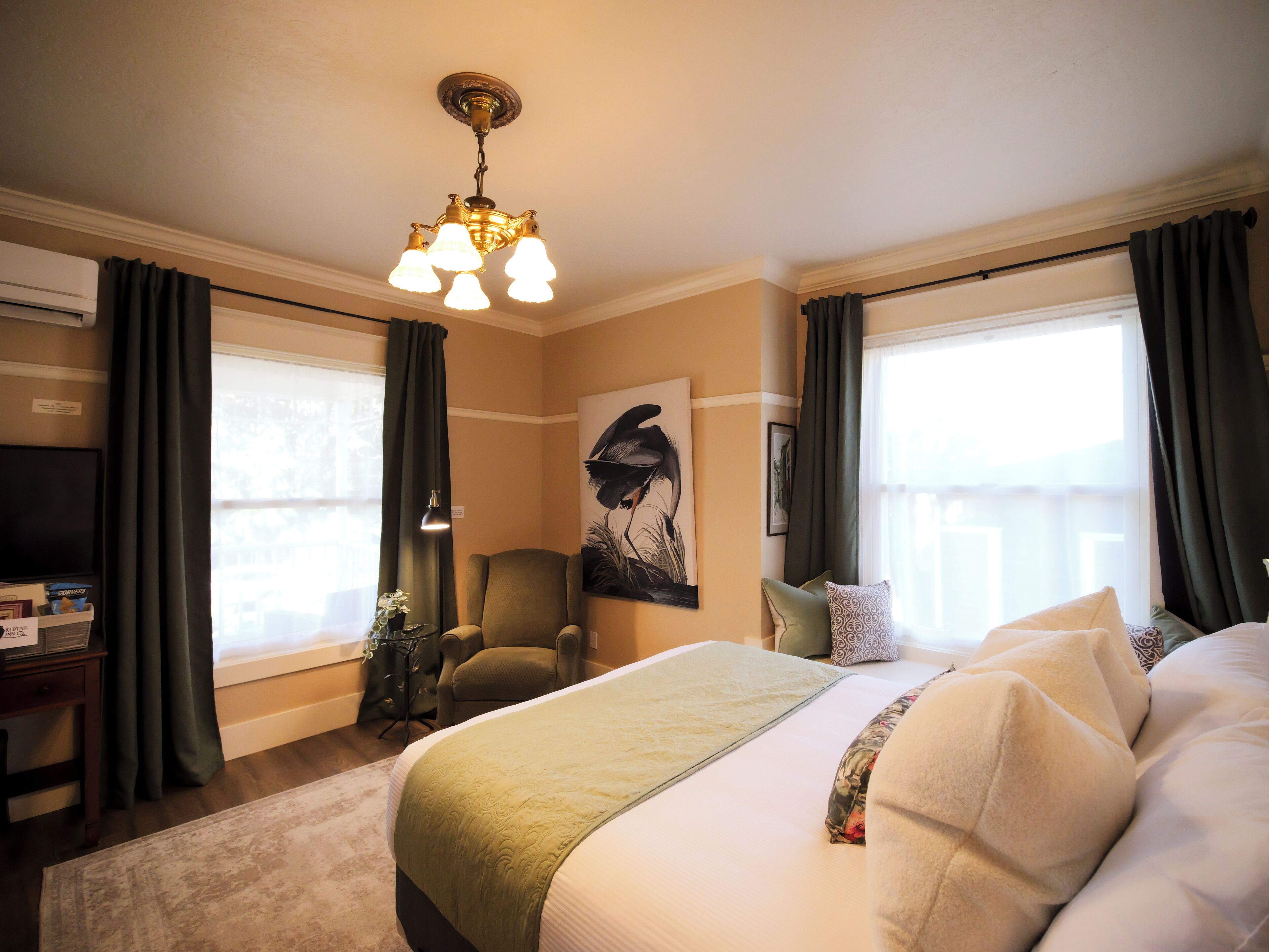 Escrivaninha, ferros/tábuas de passar roupa, berço de viagem